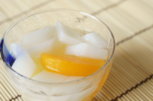 「仁」は、食用として杏仁豆腐や杏仁プリンなどのお菓子の材料として使われる