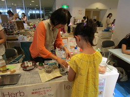 Ｈｅｒｂ・Ｒｏｏｍ　ｌｅａｆイベント出店徳島ワークショップフェス美肌ローションづくり①
