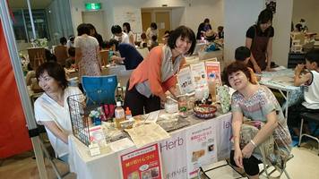 Ｈｅｒｂ・Ｒｏｏｍ　ｌｅａｆイベント出店徳島ワークショップフェスお客様と記念撮影