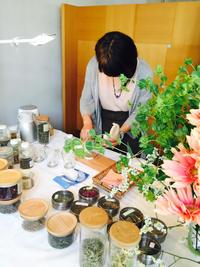 animani ＆ディ・エステ・ガーデン主催、春のOpen GardenＨｅｒｂ・Ｒｏｏｍ　ｌｅａｆがお客様に合わせてハーブティーをブレンドしました