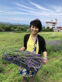 淡路島パルシェ香りの館でのラベンダー摘み取りたくさん摘み取り満足感の顔