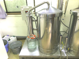 パルシェ香りの館で摘み取ったラベンダーを蒸留釜でフローラルウォーターと精油に