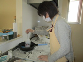 Ｈｅｒｂ・Ｒｏｏｍ　ｌｅａｆ主宰松下　美穂ＨＳＡハンドメイド石けんジュニアソーパー養成スクール１回目苛性ソーダ水の温度管理中