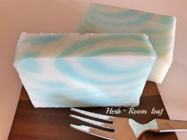 Ｈｅｒｂ・Ｒｏｏｍ　ｌｅａｆ主宰松下　美穂ラベンダー芳香蒸留水と精油で作った石けん夏向きでさっぱり