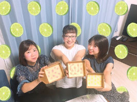 Ｈｅｒｂ・Ｒｏｏｍ　ｌｅａｆで作られたすだち石けんをみんなでカットする前です