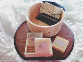 岡田製樽様の杉桶と藍染手ぬぐいはじめ、Ｈｅｒｂ・Ｒｏｏｍ　ｌｅａｆオリジナル石けんとともに販売